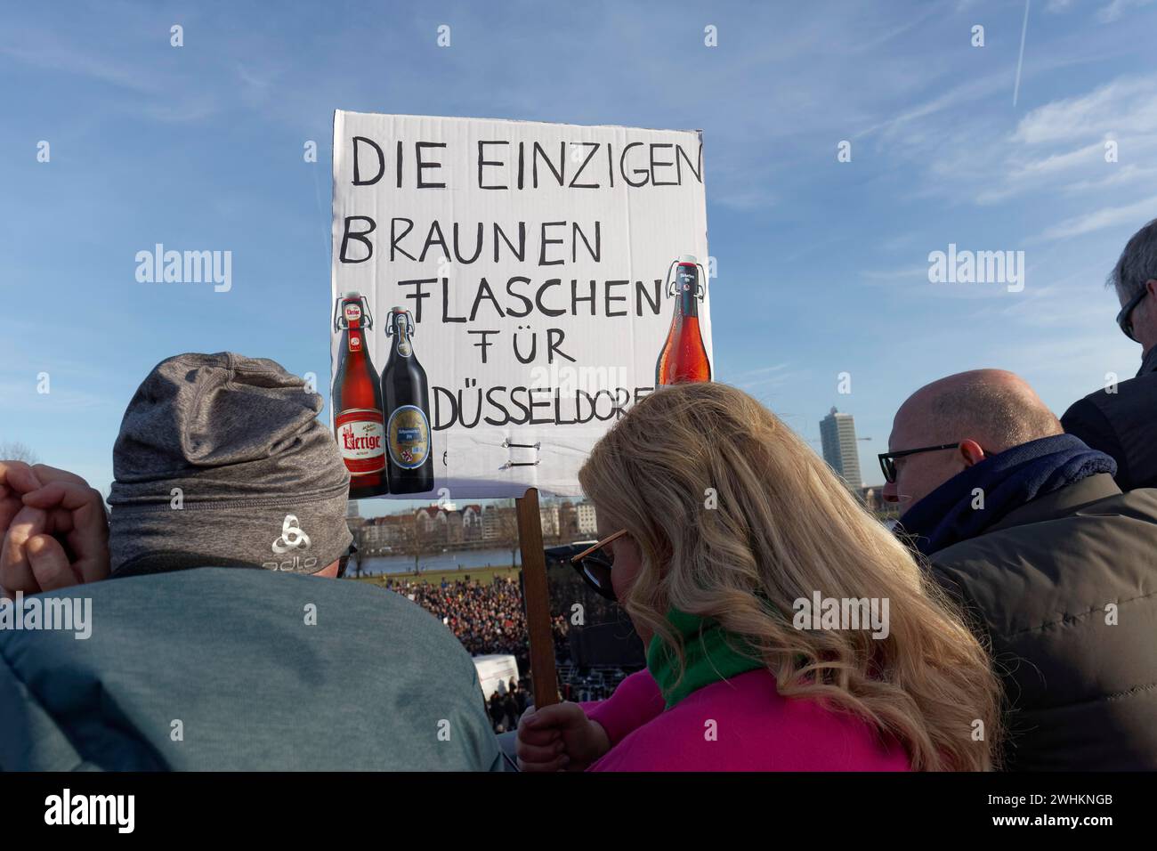 Les manifestants tiennent une banderole amusante, des bouteilles Altbier de couleur brun nazi, une grande manifestation contre l’extrémisme de droite et l’AFD, le 27.1.2024 Banque D'Images