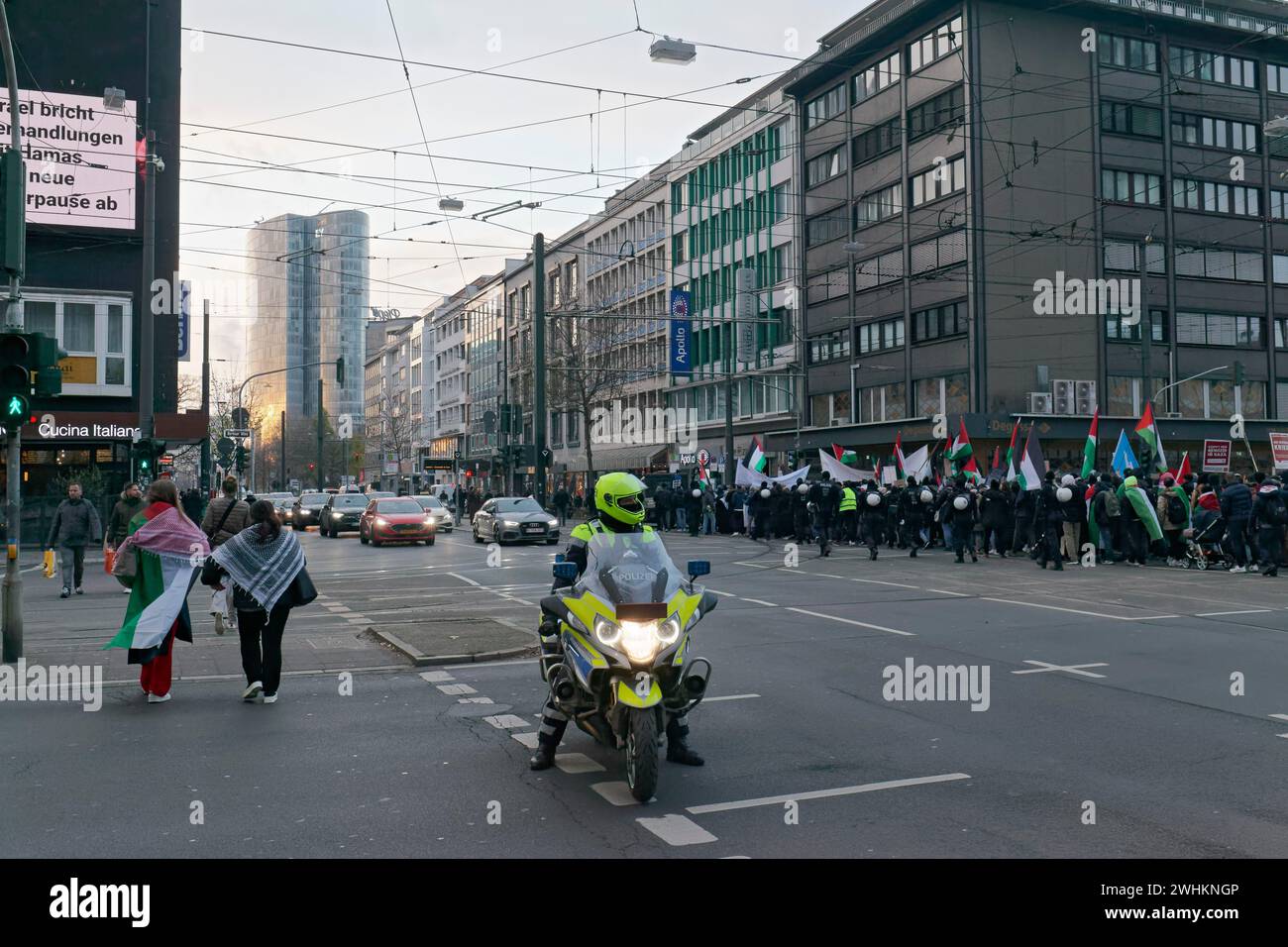 Défilé de manifestation sur Berliner Allee, policier de la circulation à moto, manifestation Pro Palestine le 2 décembre 2023 à Duesseldorf, Nord Banque D'Images