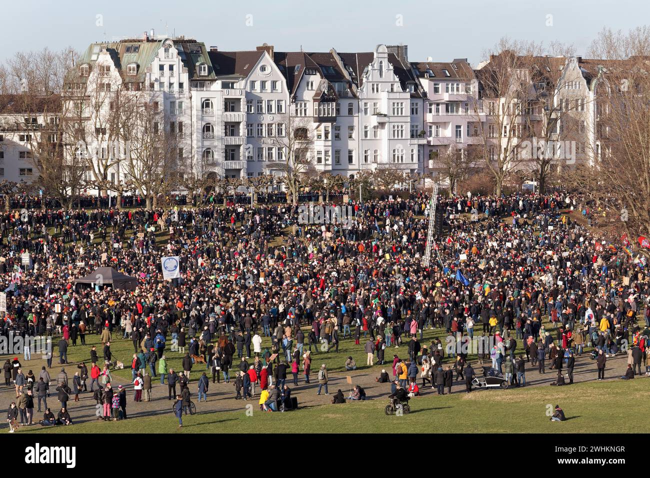 Manifestation majeure contre l'extrémisme de droite et l'AFD le 27 janvier 2024 à Duesseldorf, principal rassemblement sur les prairies du Rhin, vue d'Oberkassel Banque D'Images