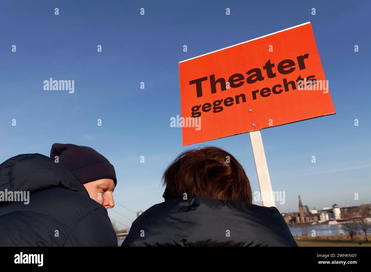 Manifestants avec la bannière Théâtre contre la droite, grande manifestation contre l'extrémisme de droite le 27 janvier 2024 à Duesseldorf, Nord Banque D'Images