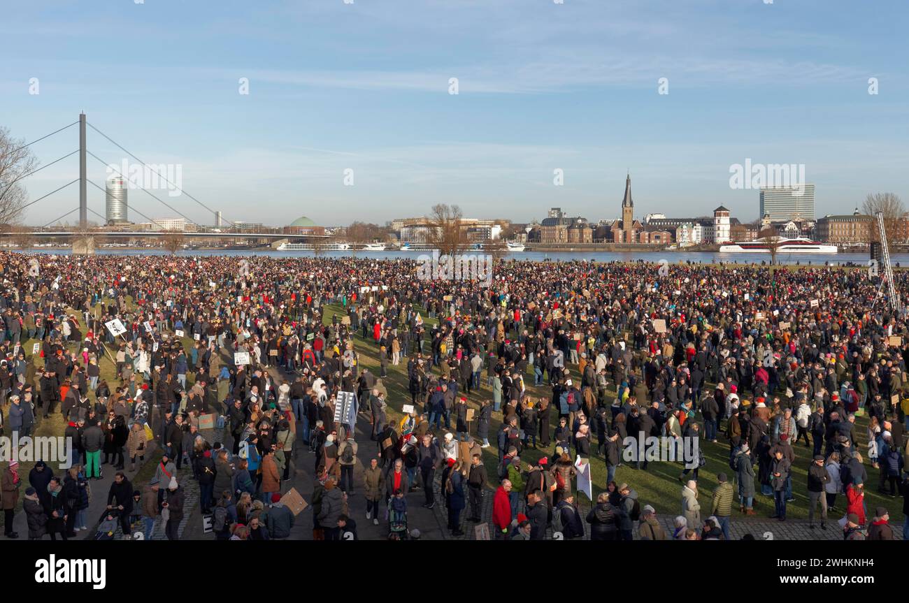 Grande manifestation contre l'extrémisme de droite et l'AFD le 27 janvier 2024 à Duesseldorf, rassemblement principal avec 100 000 participants sur le Rhin Banque D'Images