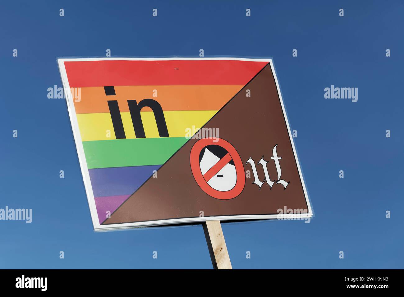 Bannière colorée avec pictogramme Hitler, colorée est entrée, brune est sortie, grande manifestation contre l'extrémisme de droite et AFD le 27.1.2024 n in Banque D'Images