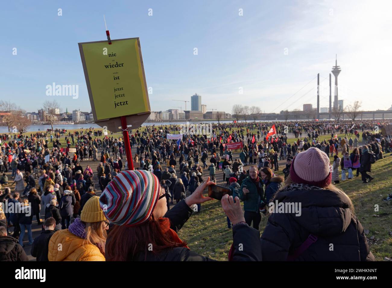 Grande manifestation contre l'extrémisme de droite et l'AFD le 27 janvier 2024 à Duesseldorf, rassemblement principal avec 100 000 participants sur le Rhin Banque D'Images