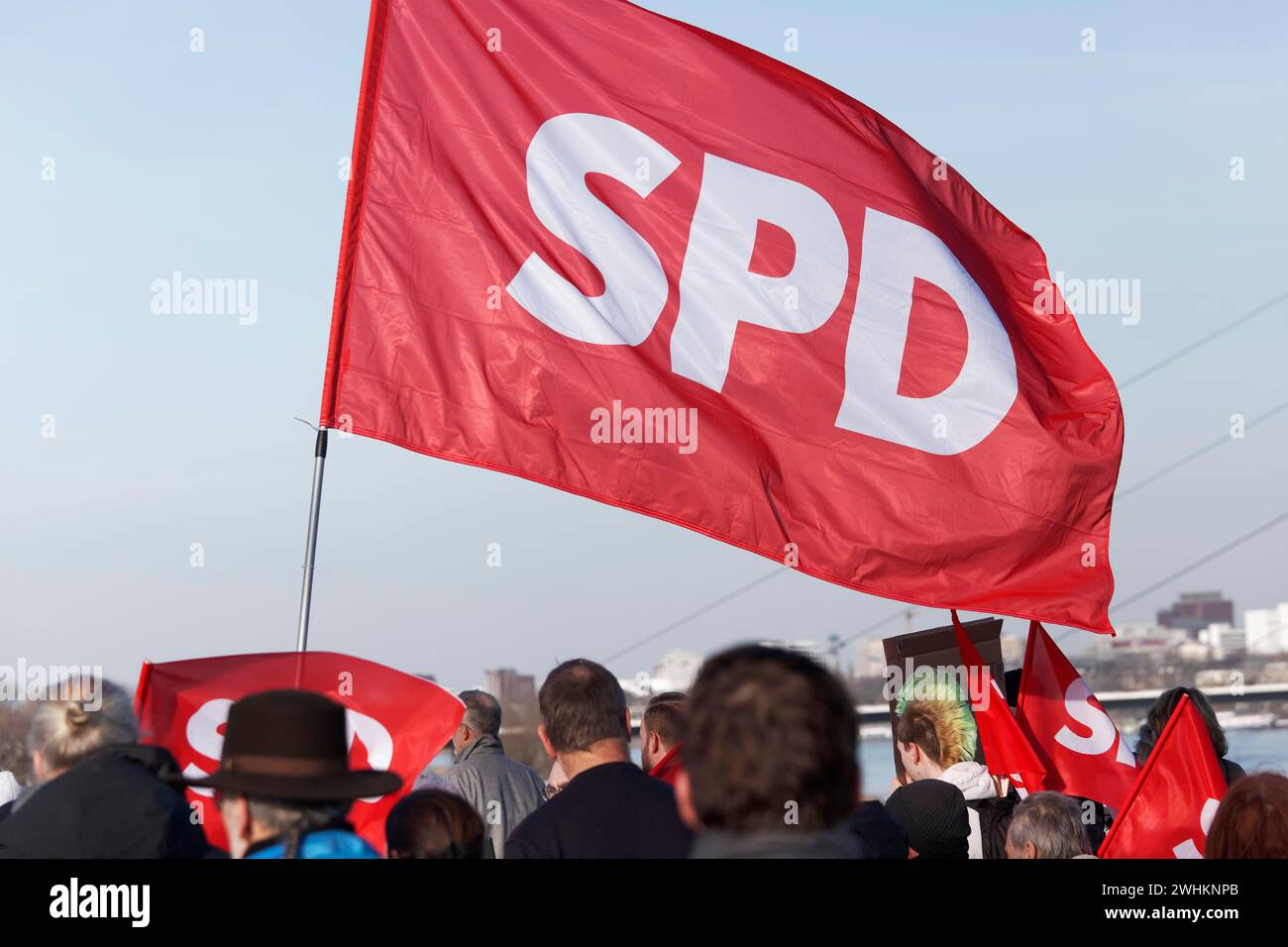 Drapeau du SPD lors de la manifestation contre l'extrémisme de droite le 27 janvier 2024 à Duesseldorf, Rhénanie du Nord-Westphalie, Allemagne Banque D'Images