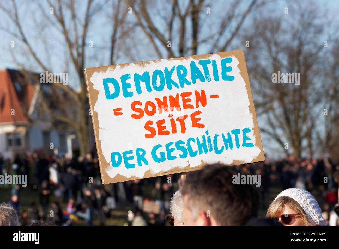 Bannière avec l'inscription démocratie est le côté ensoleillé, manifestation contre l'extrémisme de droite et l'AFD le 27 janvier 2024 à Duesseldorf, Nord Banque D'Images