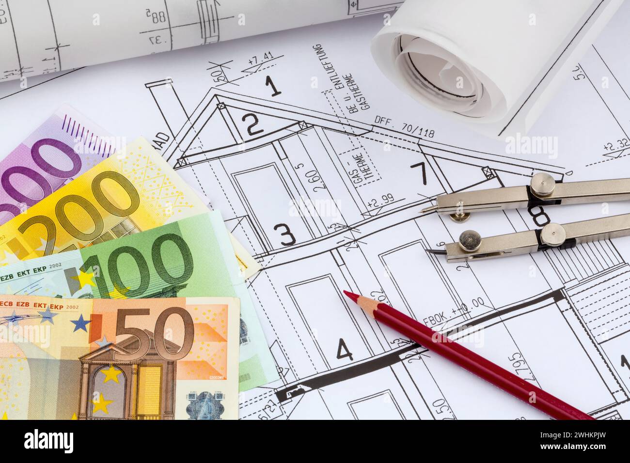 Un plan d'architecte pour la construction d'une nouvelle maison. Photo symbolique pour le financement et la planification d'une nouvelle maison, billets en euros, boussole, crayon rouge Banque D'Images