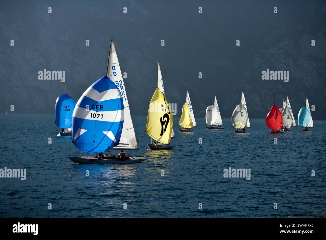 Page De Garde De Voile Voilier sur le lac de garde Banque de photographies et d’images à haute