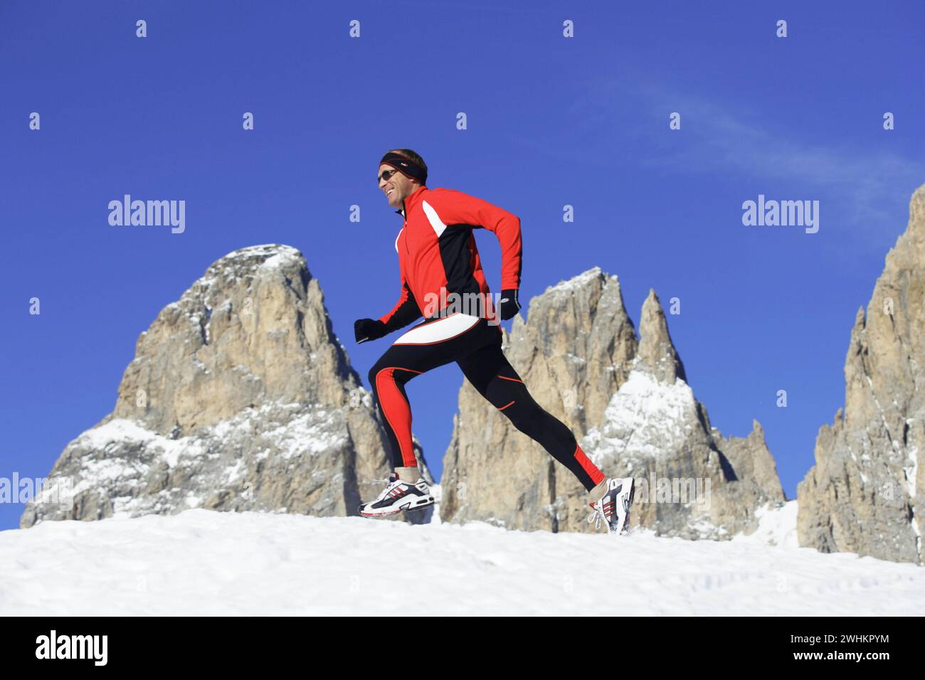 Courir dans la neige, homme, 35, 40, années, course à pied, course à pied, neige, hiver Banque D'Images