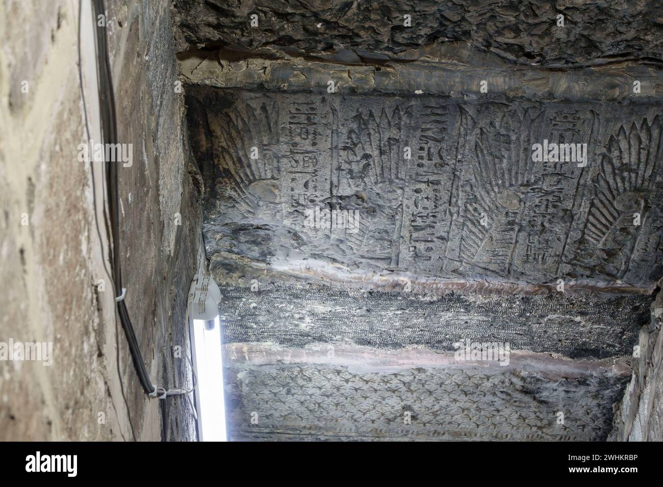 Blocs réutilisés du temple Wanina voisin dans l'escalier du monastère Blanc près de la ville haute-égyptienne de Sohag, au moyen-Égypte Banque D'Images