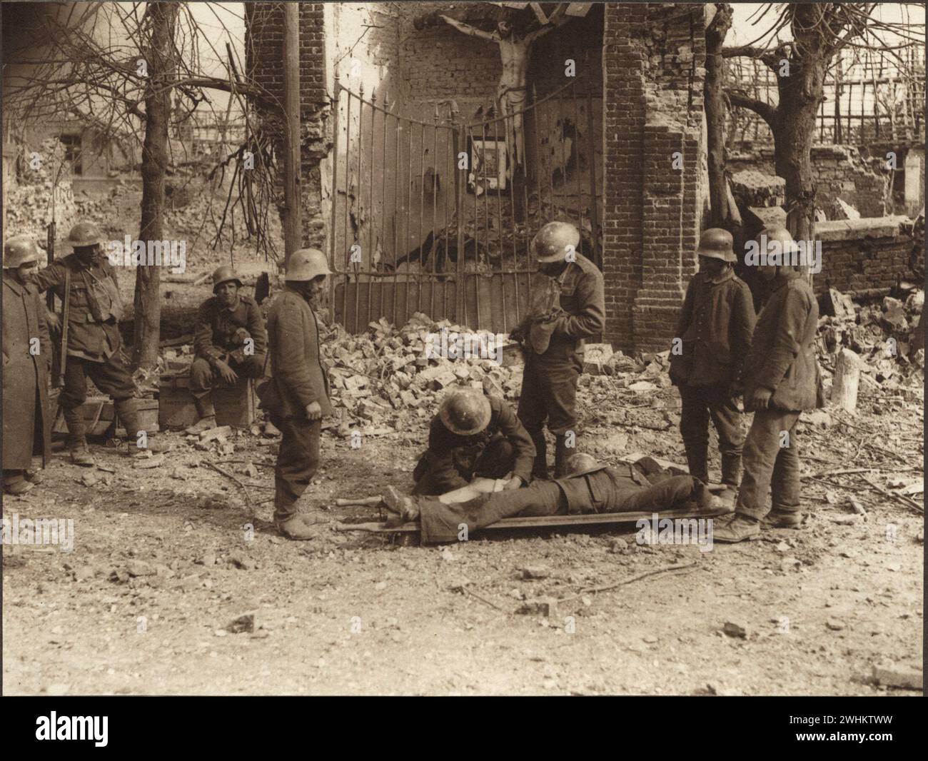 Un porteur de civière habillant un blessé canadien à la bataille d'Arleux. Images des Forces canadiennes pendant la première Guerre mondiale France 1917 Banque D'Images