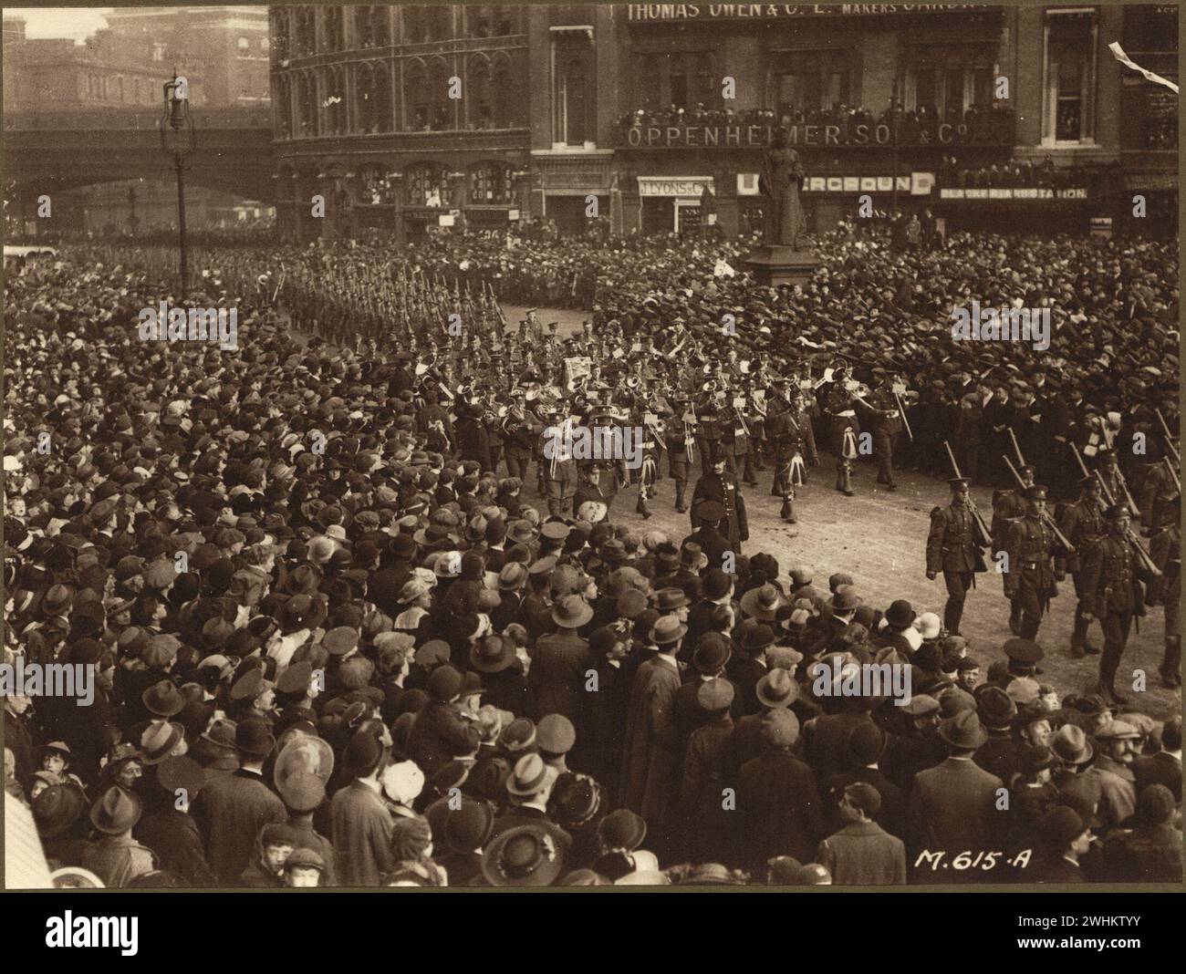 Flotteur de parade militaire du 'Flying Boat' pendant la première Guerre mondiale Une grande foule regardant le défilé passer. Images des Forces canadiennes pendant la première Guerre mondiale Londres 1918 Banque D'Images