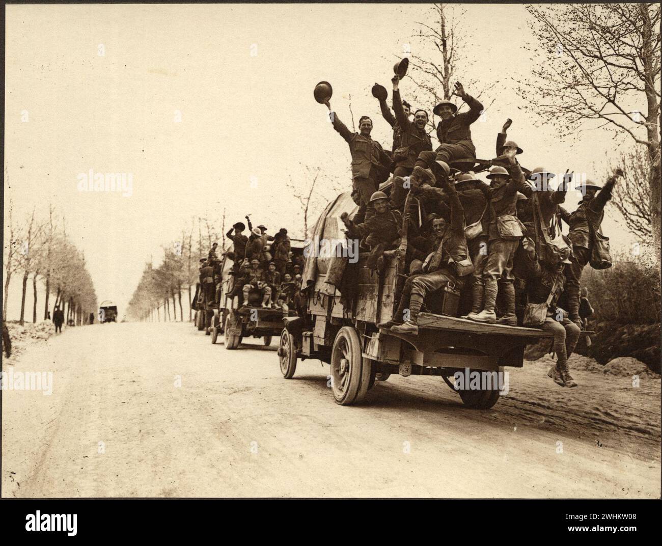 Des Canadiens victorieux célébrant après avoir combattu sur la crête de Vimy. Groupe de soldats chevauchant un camion militaire agitant et acclamant après une victoire de guerre. Images des Forces canadiennes pendant la première Guerre mondiale France 1917 Banque D'Images