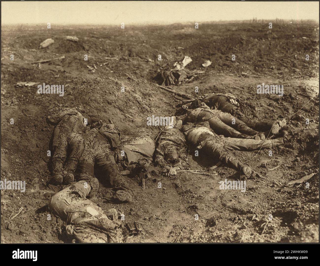 Pertes de guerre sur le champ de bataille après une charge par canadien. Terrain dispersé avec corps de soldats. Soldats images des Forces canadiennes pendant la première Guerre mondiale France 1916 Banque D'Images
