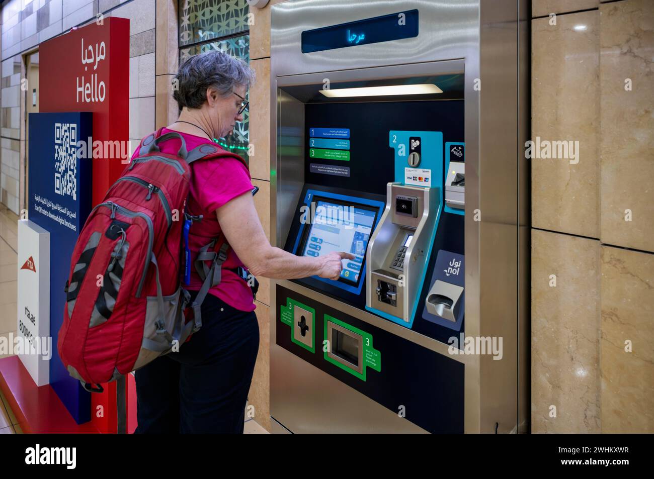 Plan intérieur, femme âgée, meilleur ager à la billetterie, terminal de billetterie, Al Ras Station, gare, métro de Dubaï, RTA, Dubai Creek, trafic Banque D'Images
