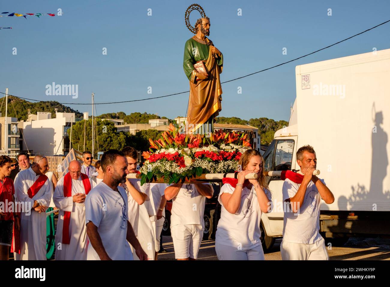 Procession de pêcheurs portant l'image de Sant Pere Banque D'Images