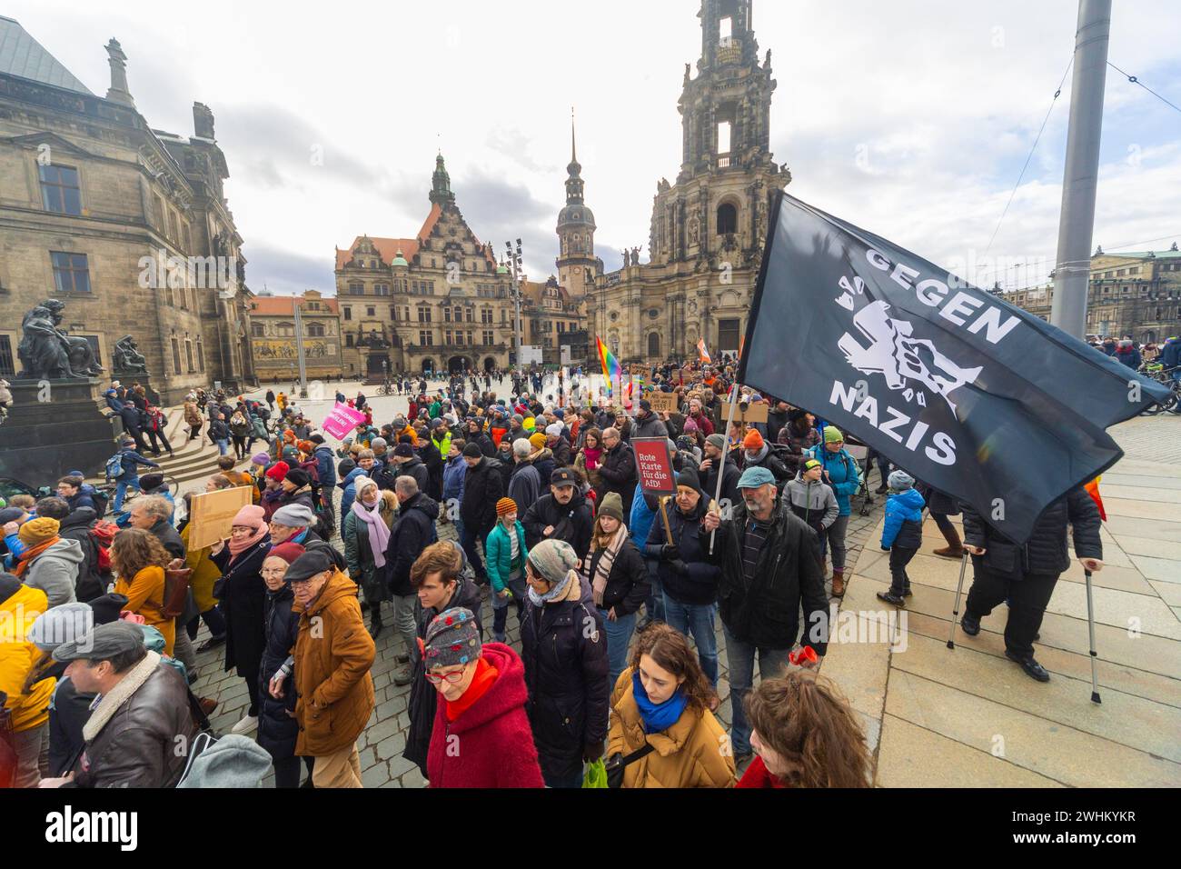 160 organisations et initiatives ont manifesté contre la droite samedi à Dresde. Environ 10 000 participants ont défilé depuis Theaterplatz In Banque D'Images