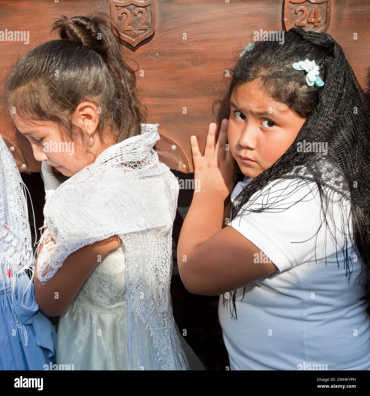 Antigua, Guatemala. Semana Santa (semaine Sainte). Les jeunes filles portent un Anda (flotteur) dans une procession religieuse. Banque D'Images