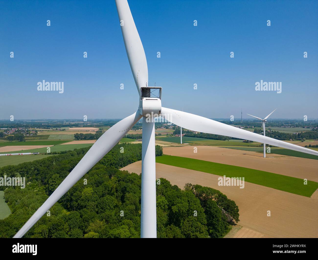 Près de la turbine. Éolienne vue aérienne - développement durable, respectueux de l'environnement. Moulins à vent pendant le su lumineux Banque D'Images