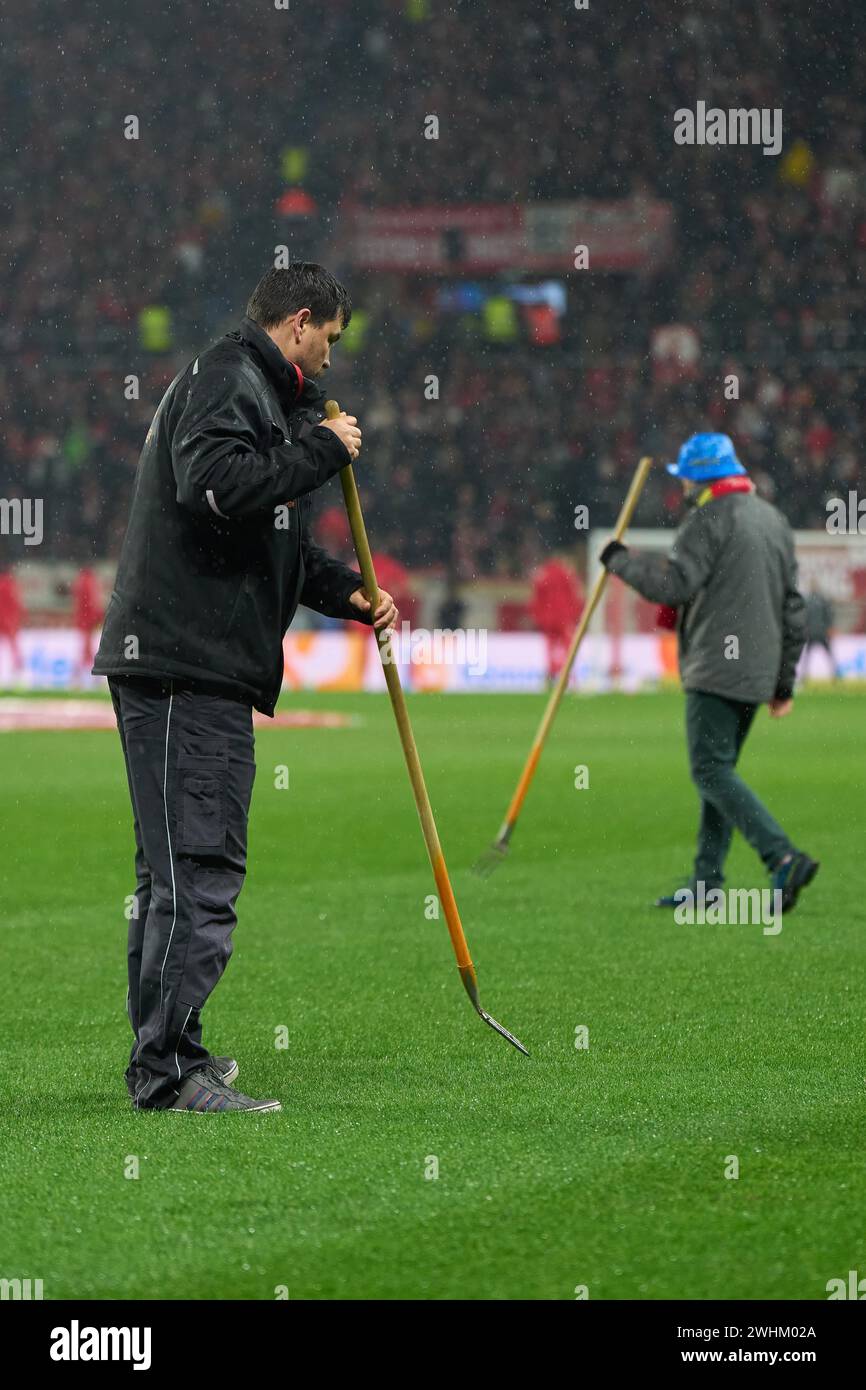 Football Bundesliga match de rattrapage Mainz 05-Union Berlin dans la MEWA Arena à Mayence. Les Greenkeepers travaillent sur le terrain devant le match. Mainz Banque D'Images