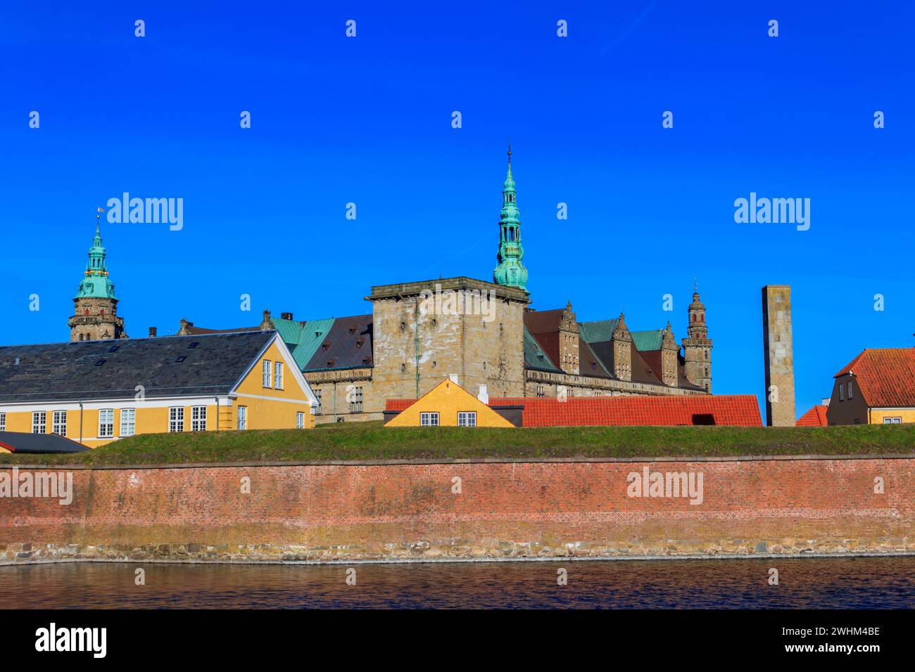 Vue sur le château de Kronborg et le détroit d'Oresund à Helsingor (Elsinore), Danemark Banque D'Images