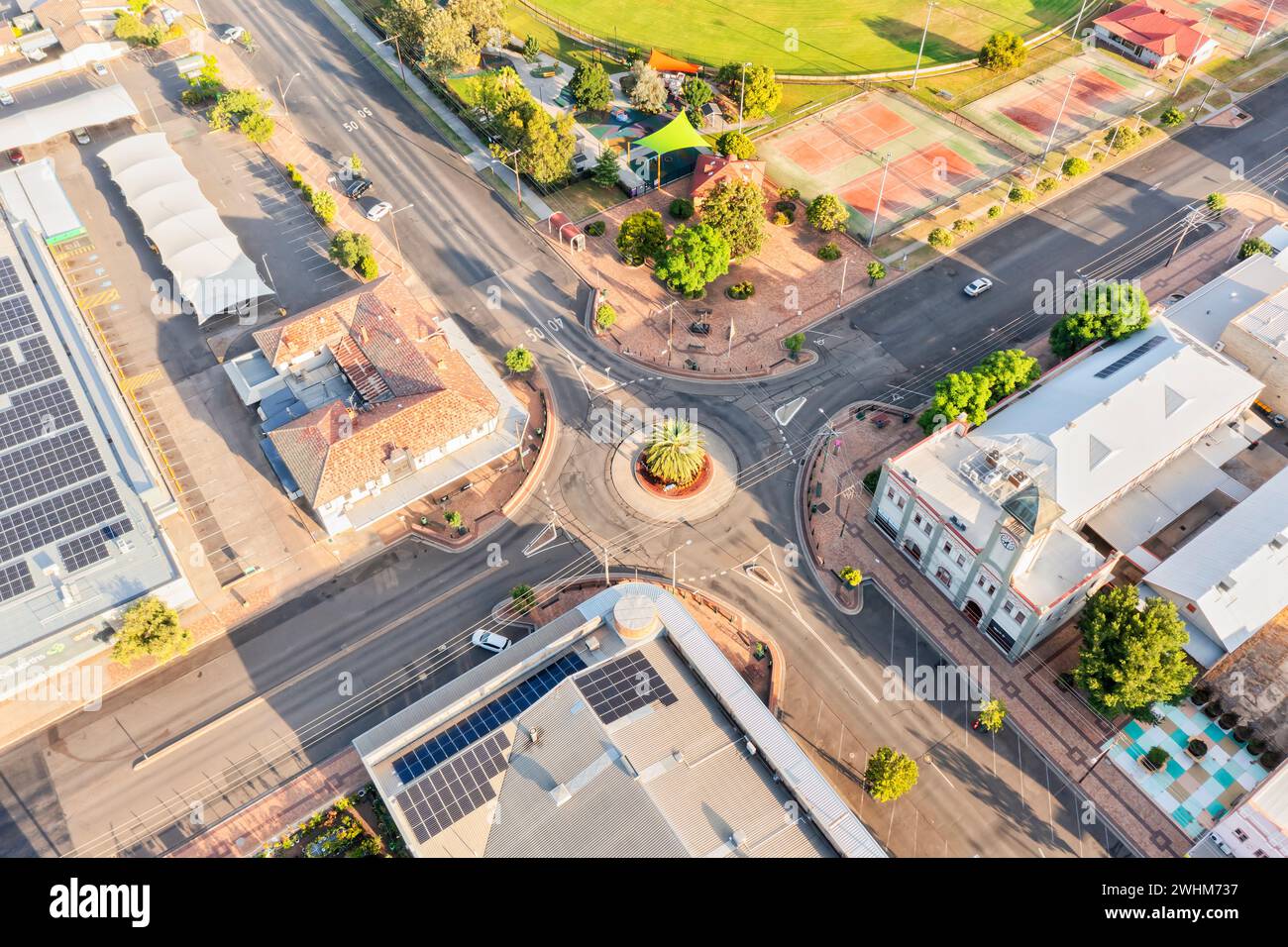 Intersection à l'hôtel de ville dans la ville rurale régionale Gunnedah de la Nouvelle-Angleterre en Australie - vue aérienne de haut en bas. Banque D'Images