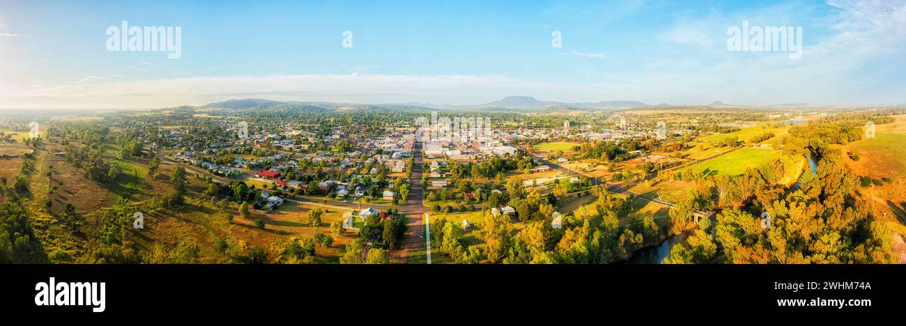 Large panorama aérien de la ville rurale régionale de Gunnedah dans l'outback australien en Nouvelle-Angleterre. Banque D'Images