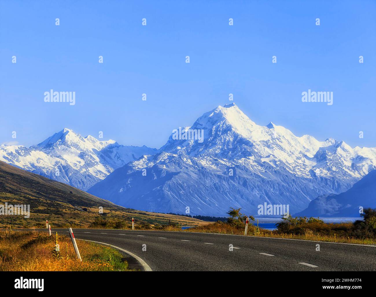 Mont Cook majestueux sommet enneigé au-dessus du lac Pukaki depuis la route 80 sur l'île du Sud de la Nouvelle-Zélande. Banque D'Images