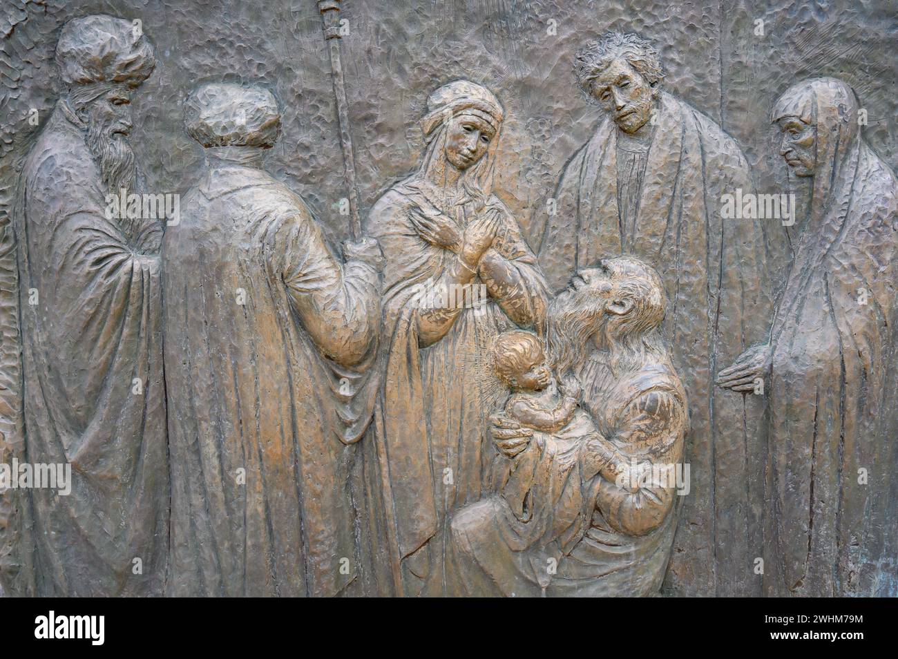 La présentation de Jésus – quatrième mystère joyeux du Rosaire. Sculpture en relief sur le mont Podbrdo (la colline des apparitions) à Medjugorje. Banque D'Images La présentation de Jésus – quatrième mystère joyeux du Rosaire. Sculpture en relief sur le mont Podbrdo (la colline des apparitions) à Medjugorje. Banque D'Images