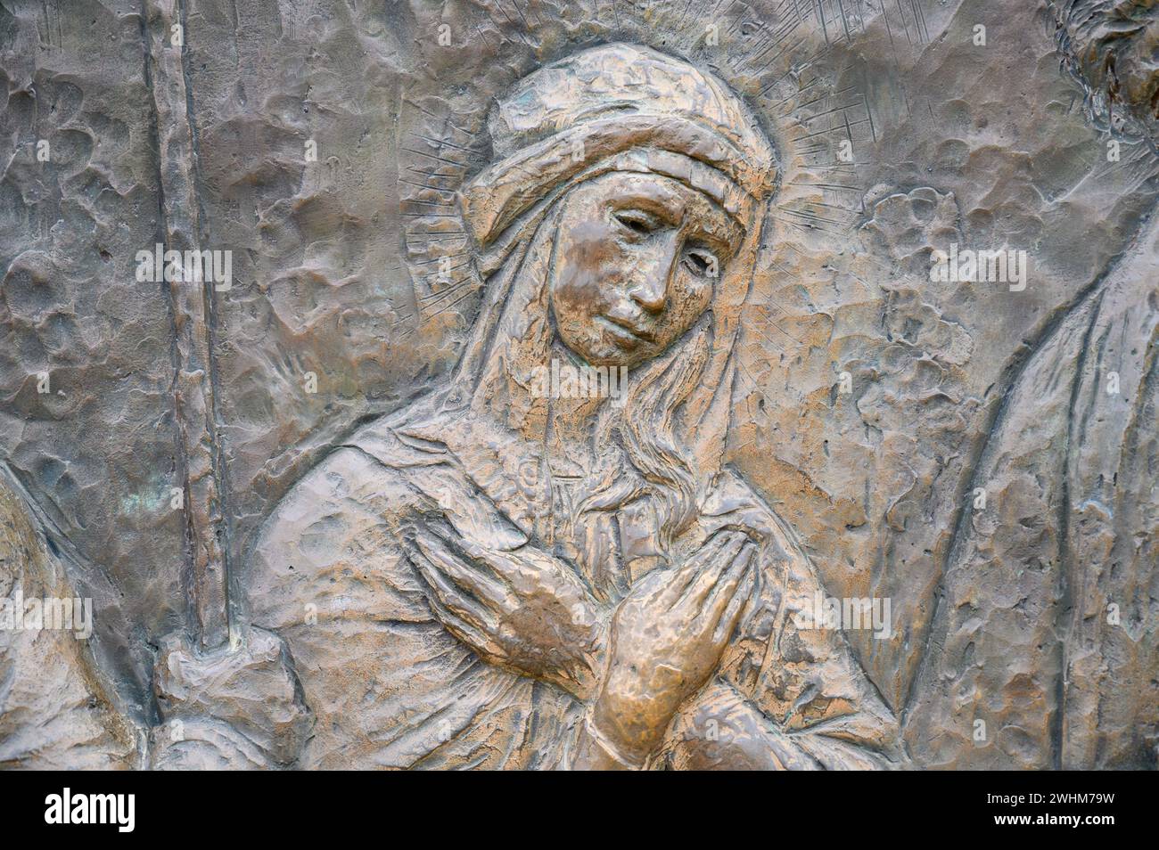 La présentation de Jésus – quatrième mystère joyeux du Rosaire. Sculpture en relief sur le mont Podbrdo (la colline des apparitions) à Medjugorje. Banque D'Images La présentation de Jésus – quatrième mystère joyeux du Rosaire. Sculpture en relief sur le mont Podbrdo (la colline des apparitions) à Medjugorje. Banque D'Images