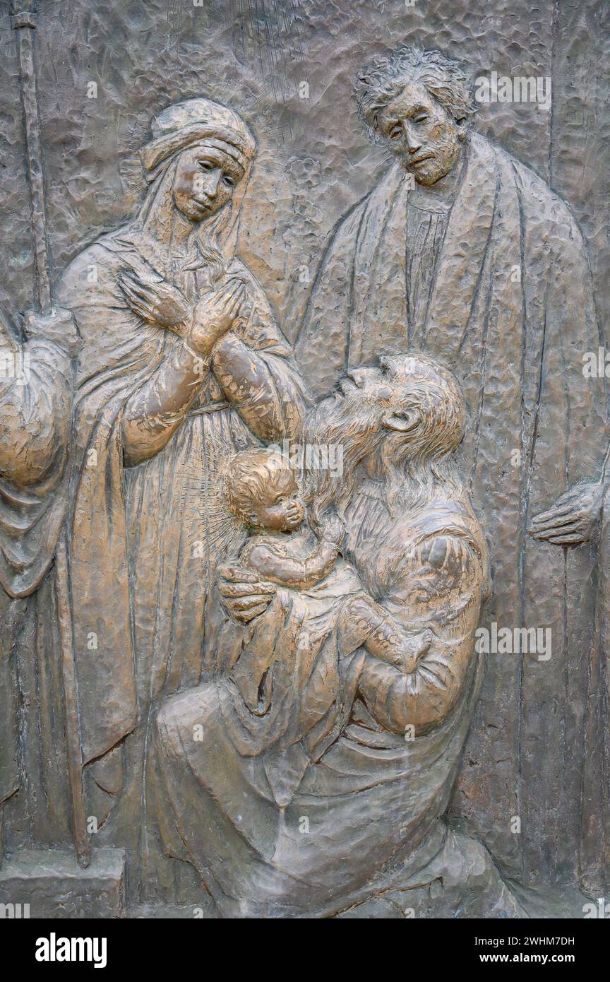 La présentation de Jésus – quatrième mystère joyeux du Rosaire. Sculpture en relief sur le mont Podbrdo (la colline des apparitions) à Medjugorje. Banque D'Images La présentation de Jésus – quatrième mystère joyeux du Rosaire. Sculpture en relief sur le mont Podbrdo (la colline des apparitions) à Medjugorje. Banque D'Images