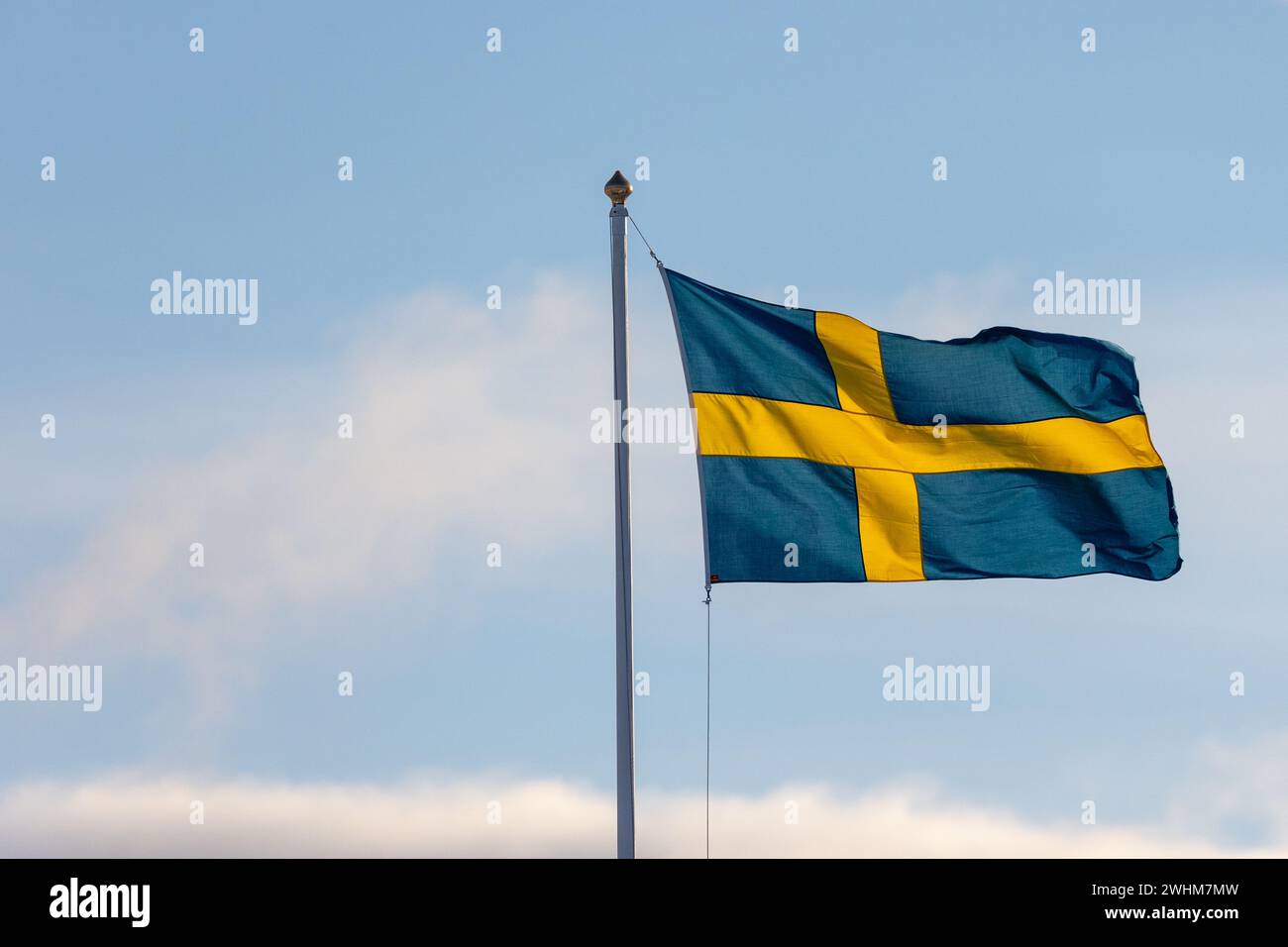 Drapeau suédois sur un poteau volant dans le vent. Espace pour le texte Banque D'Images