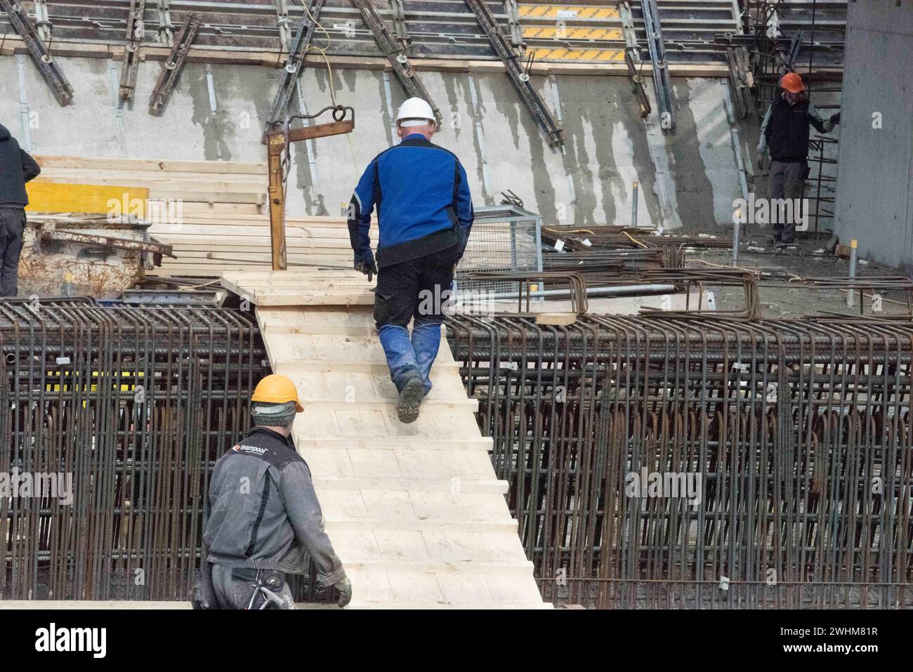 Ouvrier du bâtiment et béton armé Banque D'Images