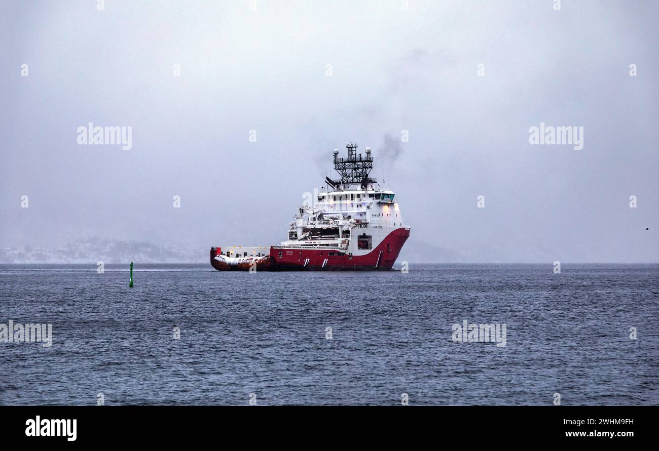 Navire ravitailleur de manutention d'ancres offshore AHTS Siem Pearl, arrivant à Byfjorden, au large du port de Bergen, Norvège. Banque D'Images