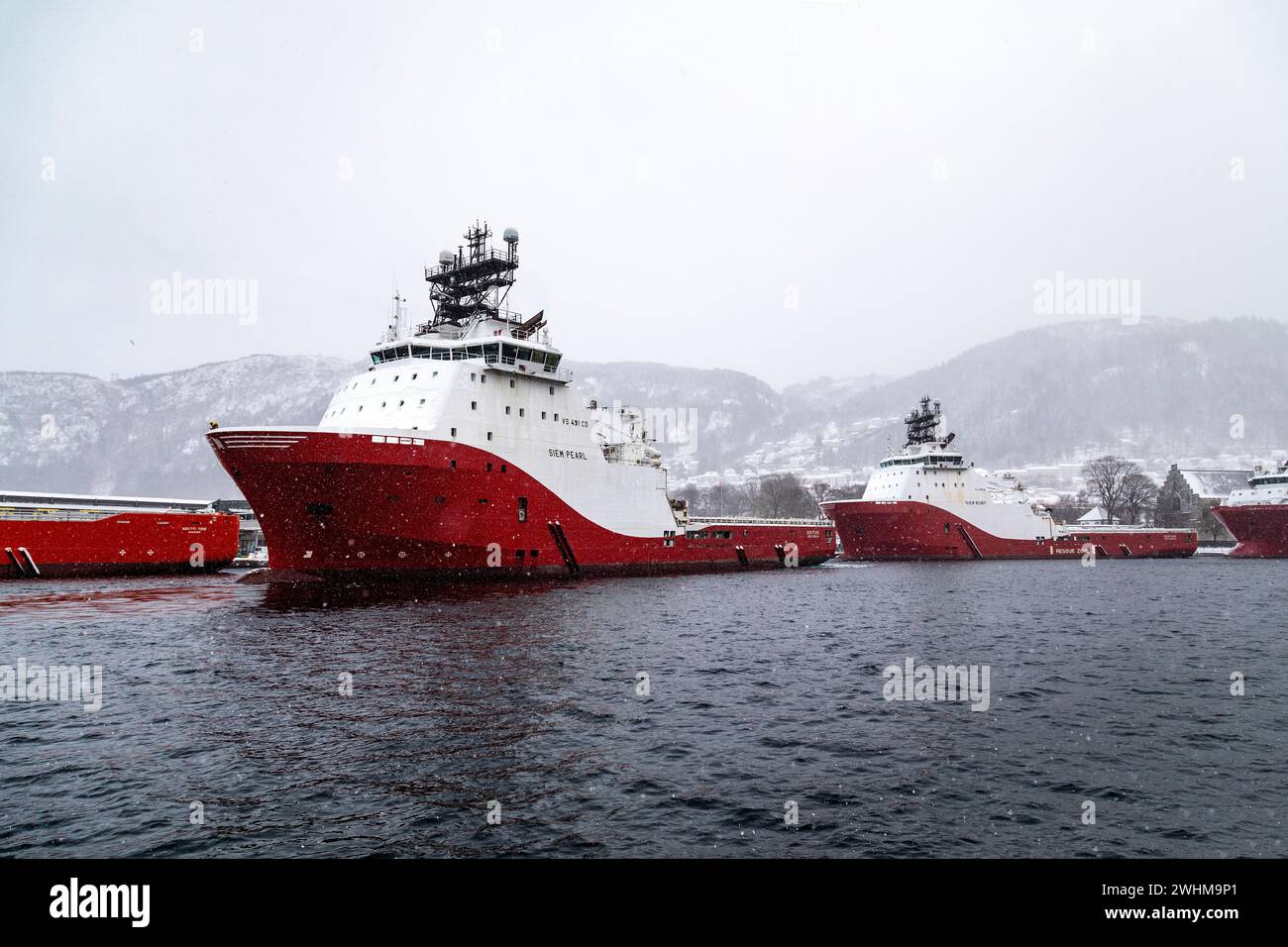 Navire de ravitaillement de remorqueur de manutention d'ancres offshore AHTS Siem Pearl, en provenance de Byfjorden, accoste dans le port de Bergen, Norvège. Vaisseau soeur Siem Ruby Along Banque D'Images