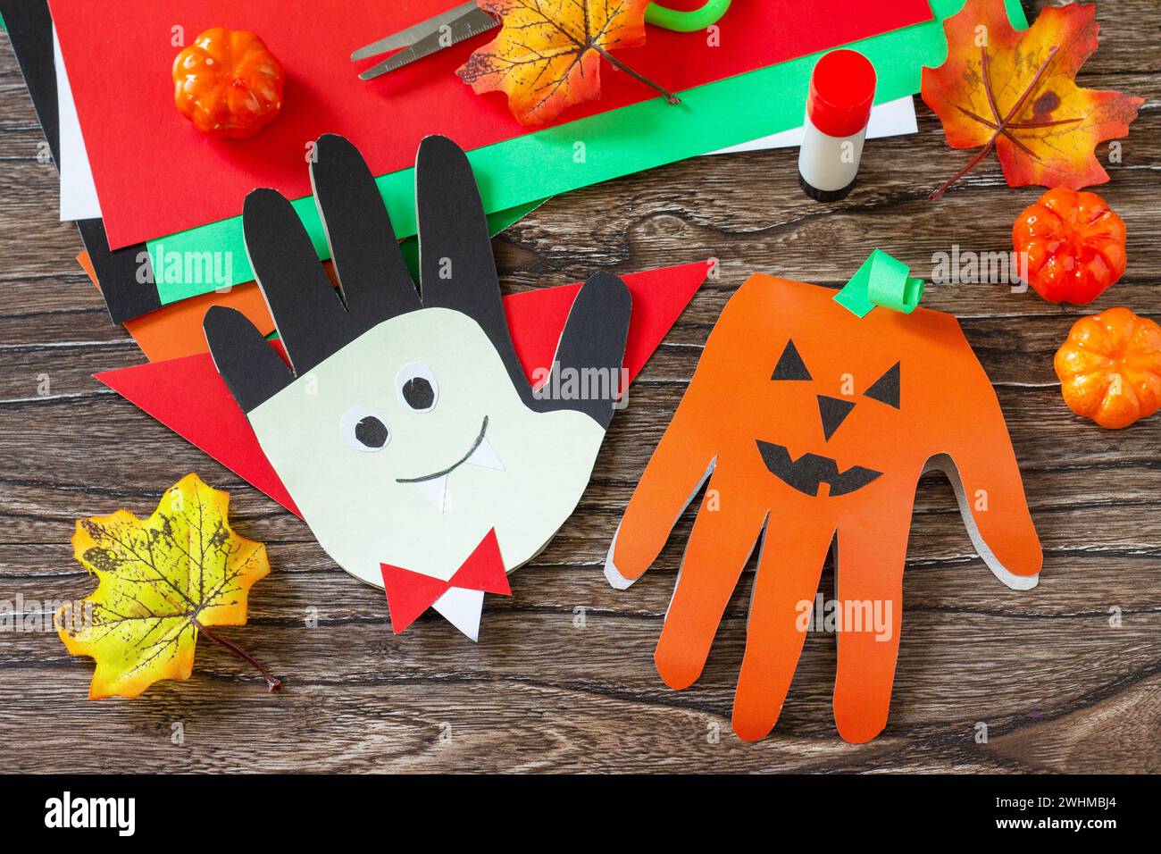 Carte de vœux avec inscription qui Joyeux halloween sur table en bois. Projet de créativité pour les enfants, artisanat, artisanat pour les enfants. Banque D'Images