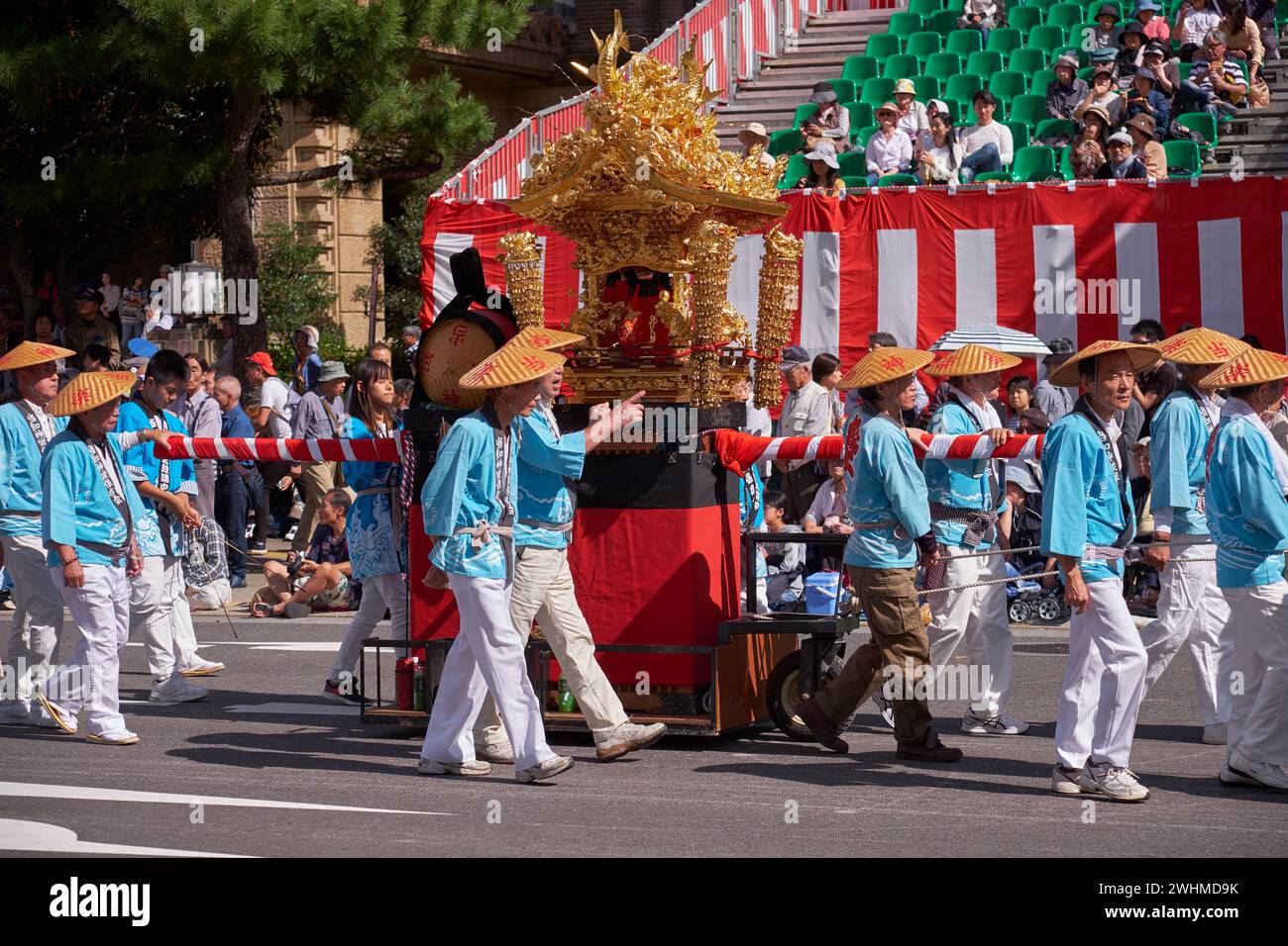 Procession de Kagura Yakata, petits autels décorés de feuilles d'or, pendant la fête de Nagoya. Japon Banque D'Images