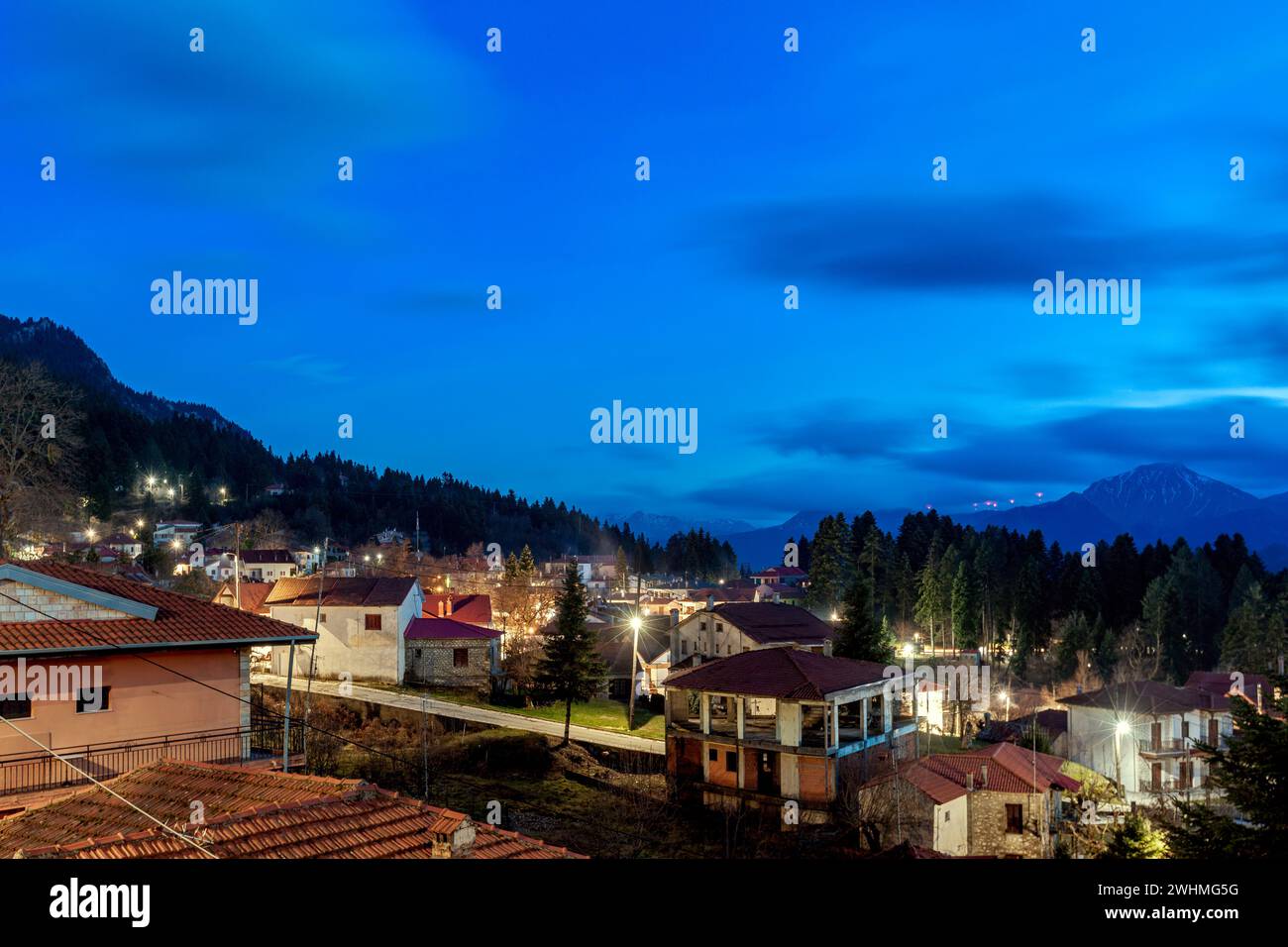 Village d'Elati, vue panoramique pendant l'heure bleue, juste après le coucher du soleil, de ce pittoresque village montagneux traditionnel dans le centre de la Grèce. Banque D'Images