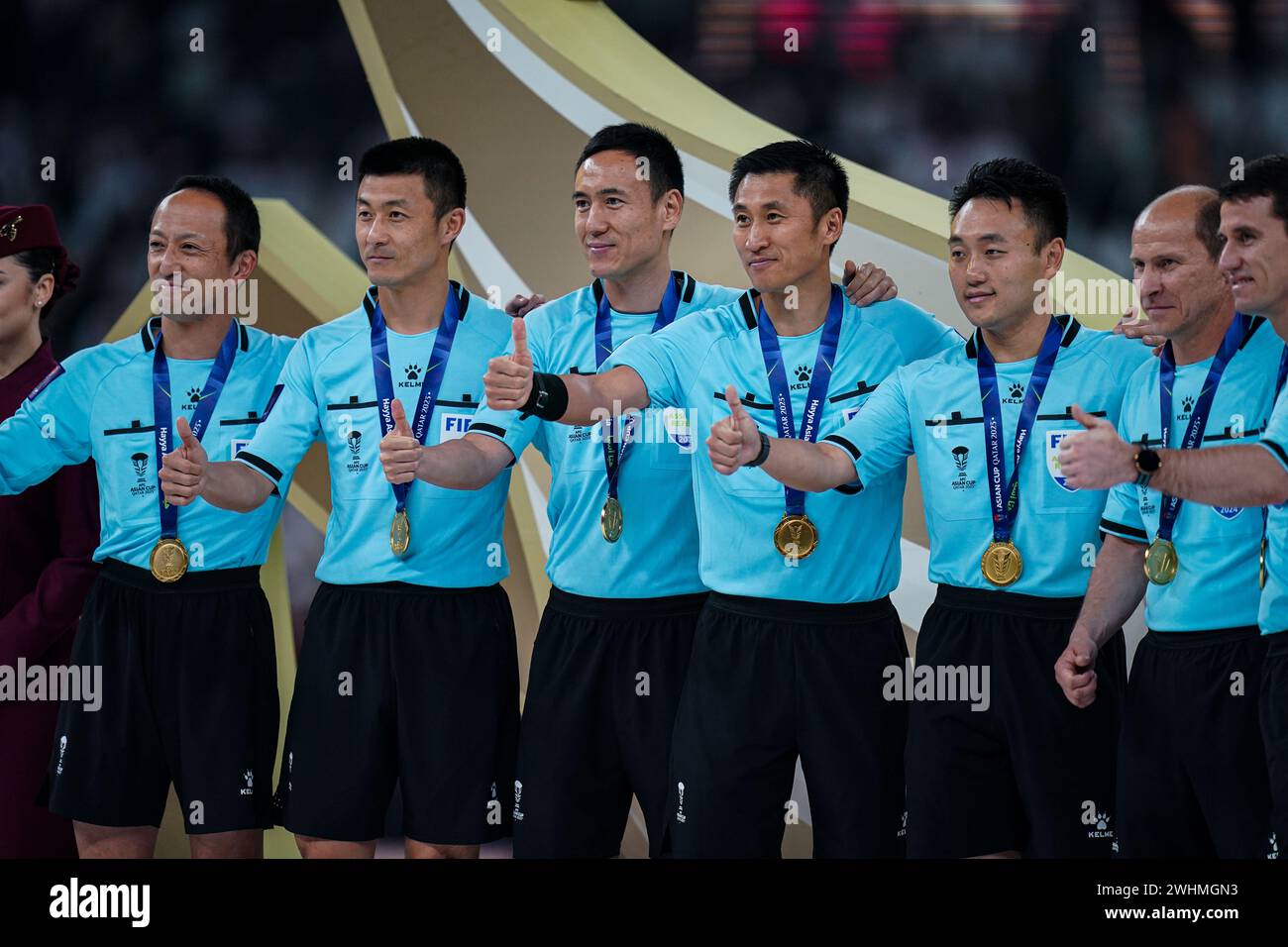 Doha, Qatar, 10 février 2024, AFC Asian Cup Qatar 2023 finale : Qatar 3-1 Jordanie, arbitre en chef chinois ma Ning appelle à des pénalités ayant un impact sur le match, ma Ning et les arbitres récompensés lors de la cérémonie de clôture Banque D'Images