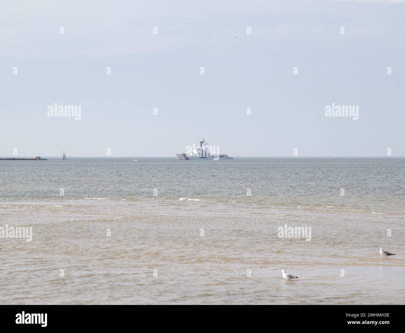 U.S. Coast Guard Cutter Reliance (WMEC 626) et transit de l'équipage vers le quai, le 10 février 2024, à Virginia Beach, en Virginie. Fiable est rentré chez lui après une patrouille de sécurité maritime de deux mois dans le détroit de Floride et le passage du vent. (Photo de la Garde côtière américaine par Kayla Gill) Banque D'Images