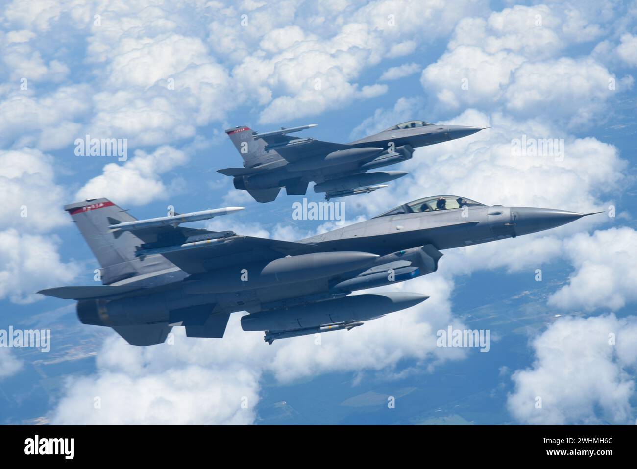 Les F-16 Falcons de l'US Air Force d'Ellington Field, Texas, reçoivent du carburant d'un KC-135 de l'US Air Force de la 117th Air Faveling Wing, en Alabama, le 13 juin 2023. L’un des pilotes de F-16 effectuait son « vol fini » ou son dernier vol alors qu’il était dans l’armée. (Photo de la Garde nationale aérienne des États-Unis par le sergent d'état-major Nicholas Faddis.) Banque D'Images