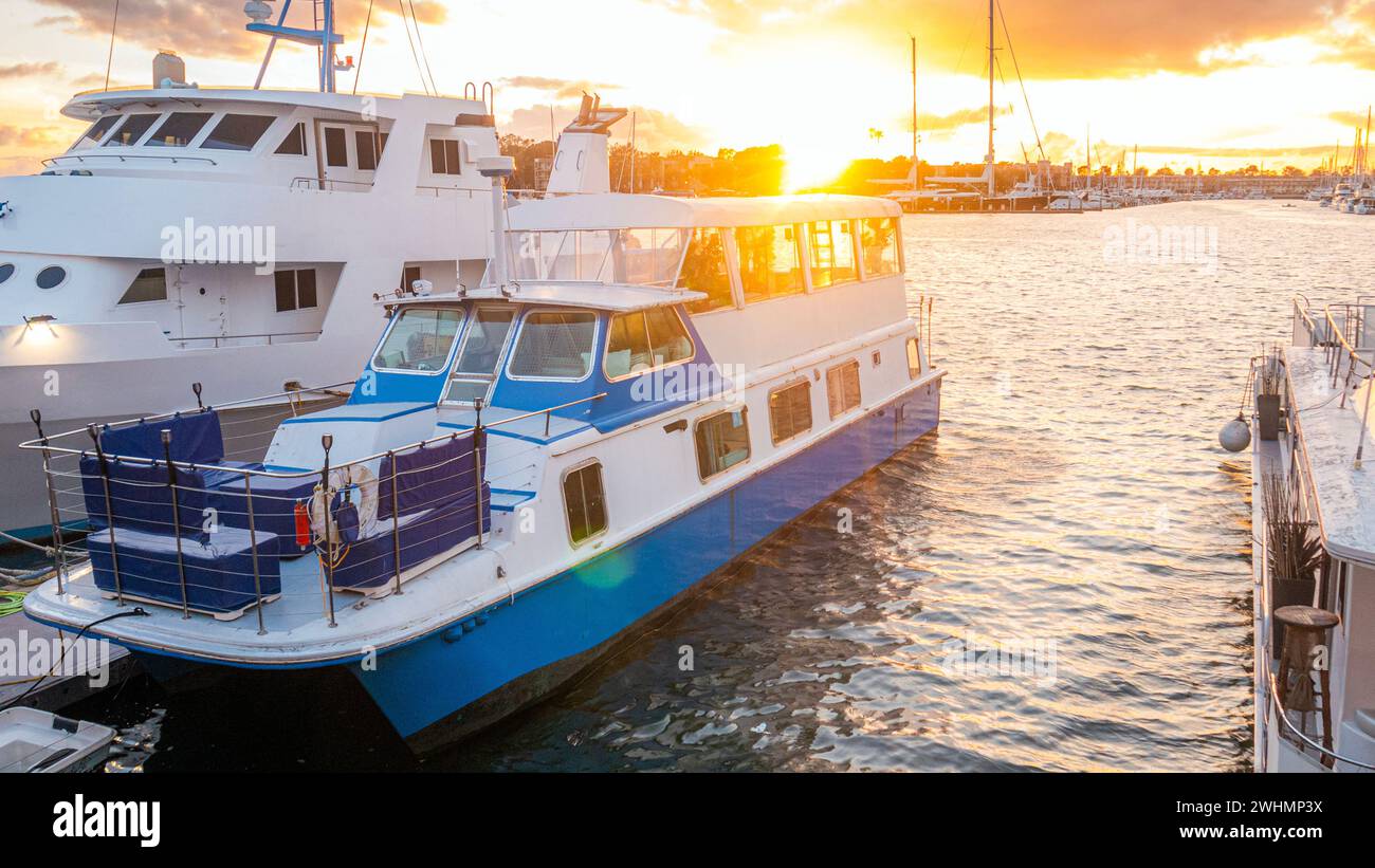 Bateaux et yachts ancrés aux quais de Marina del Rey, Californie, au coucher du soleil Banque D'Images