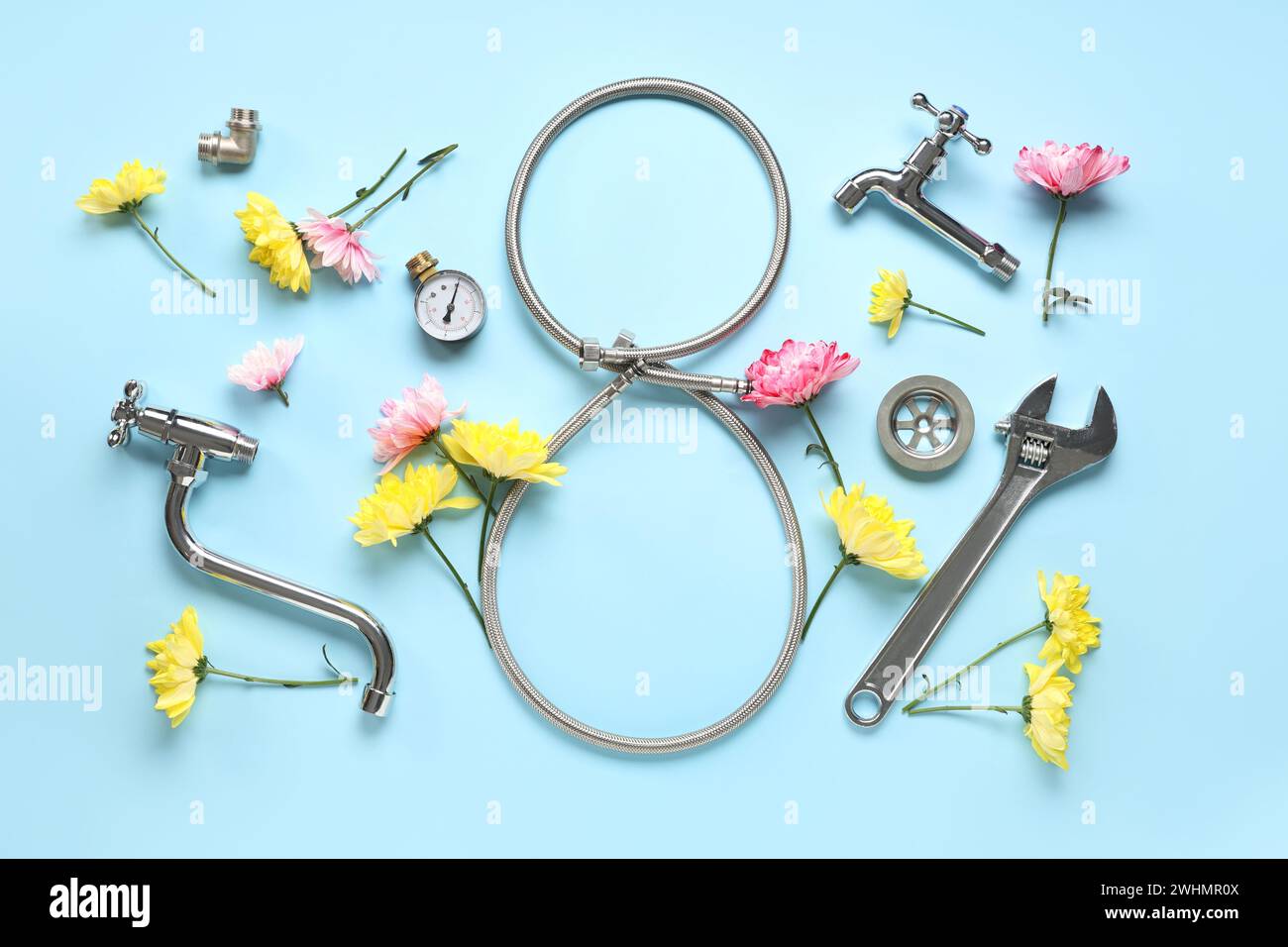 Composition avec la figure 8 faite de tuyau flexible, articles de plombier et fleurs sur fond de couleur. Journée internationale de la femme Banque D'Images