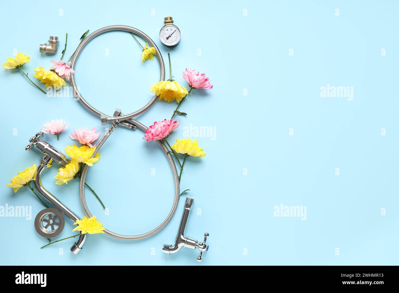 Composition avec la figure 8 faite de tuyau flexible, articles de plombier et fleurs sur fond de couleur. Journée internationale de la femme Banque D'Images