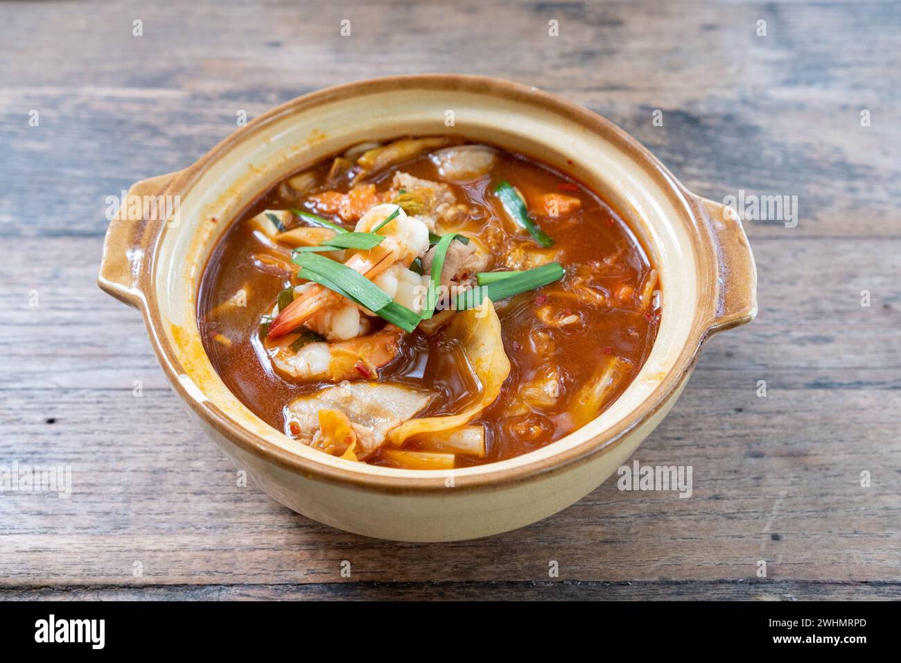 Kimchi Udon avec crevettes et porc dans la soupe kimchi Banque D'Images