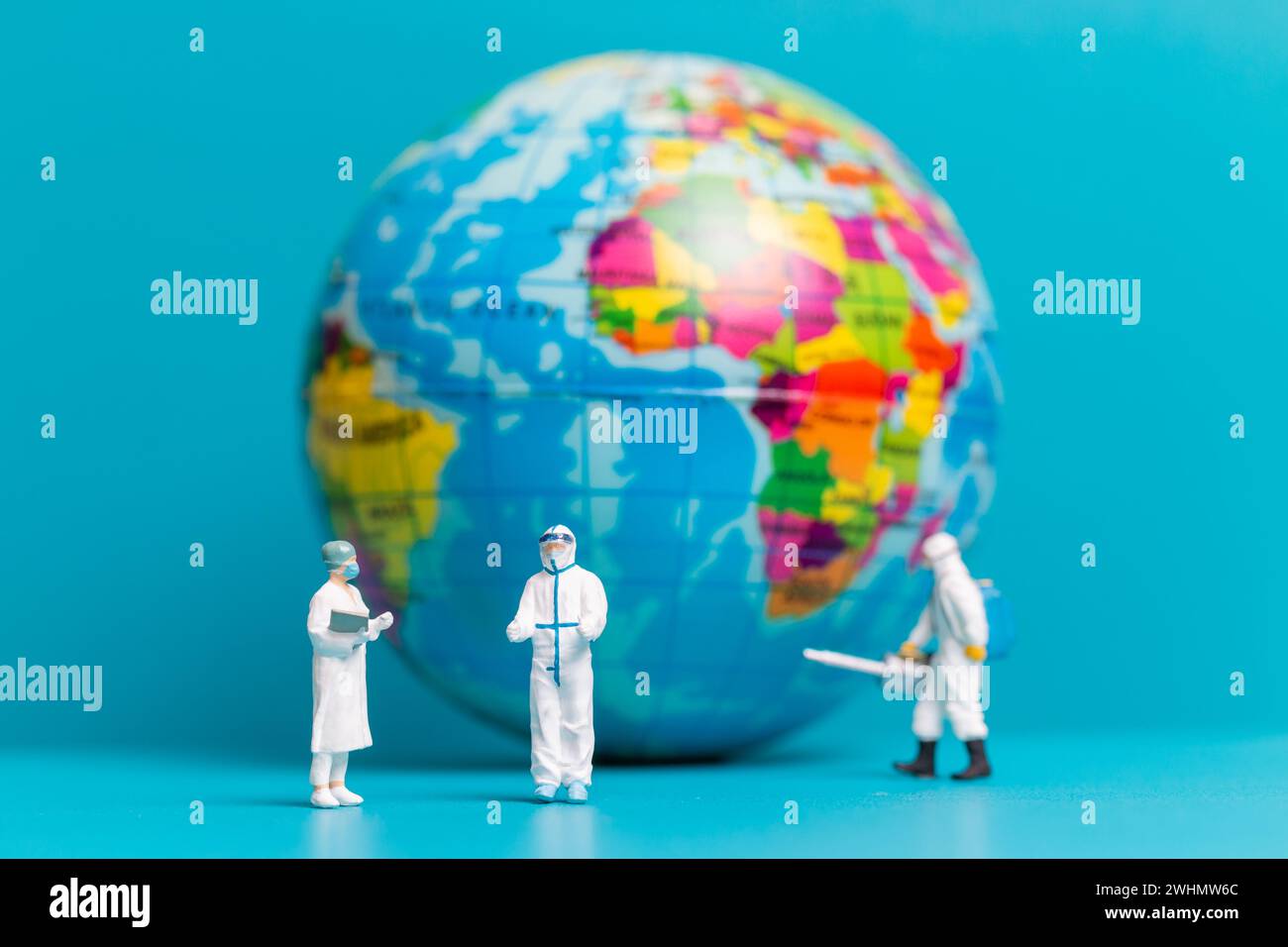 Le médecin et l'infirmière en miniature vérifiant les soins de santé mondiaux Banque D'Images