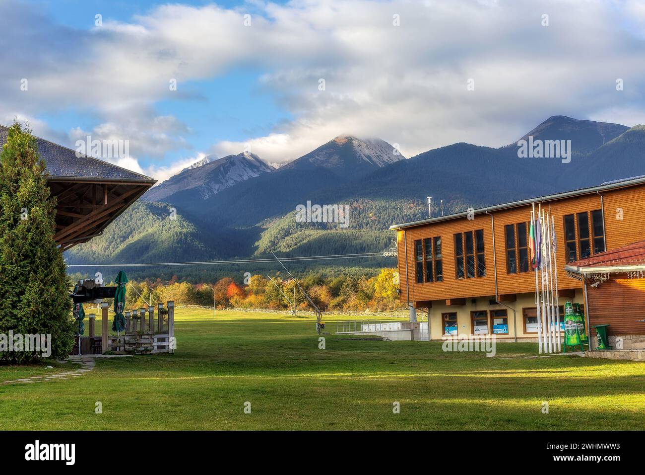 Bulgarie, maisons Bansko et montagnes Pirin Banque D'Images