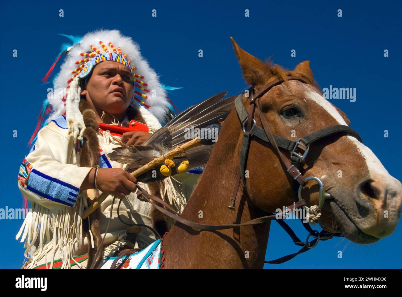 L'homme à regalia, Pi-Ume-Sha Treaty Days Parade, la réserve indienne de Warm Springs, Oregon Banque D'Images