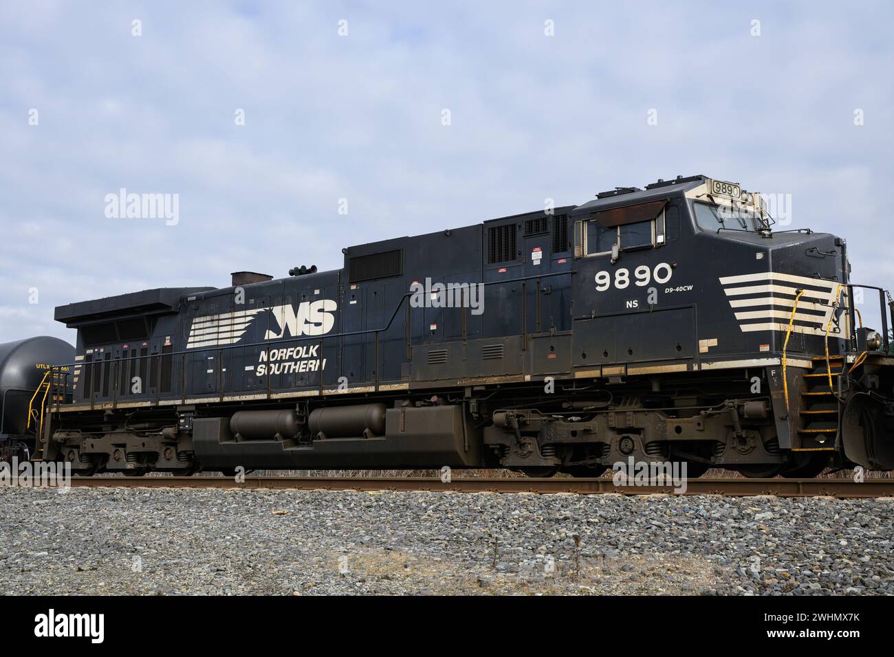 Stanwood, WA, États-Unis - 7 février 2024 ; Norfolk Southern locomotive 9890 avec nom et logo Banque D'Images