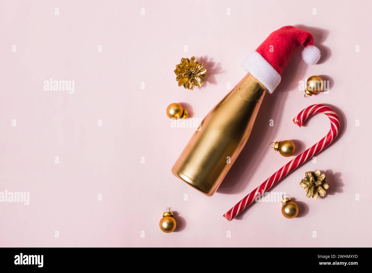 Noël composition moderne en champagne d'or en chapeau de Père Noël, canne à bonbons et jouets. Place pour votre texte Banque D'Images