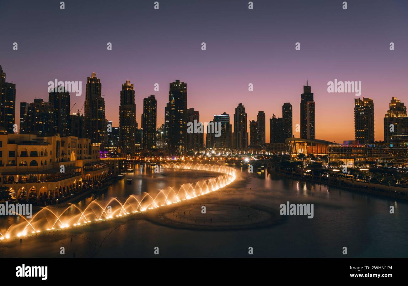 Vue unique sur le spectacle de la fontaine dansante de Dubaï la nuit. Banque D'Images